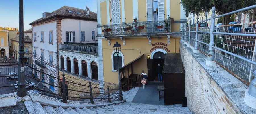 Ingresso esterno ampia veduta pizzeria arcobaleno cupra