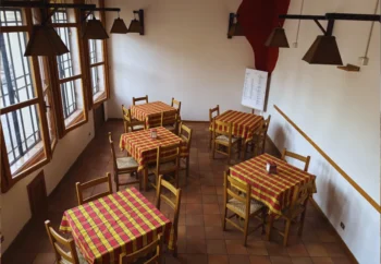 Interno sala pizzeria arcobaleno Cupra Marittima